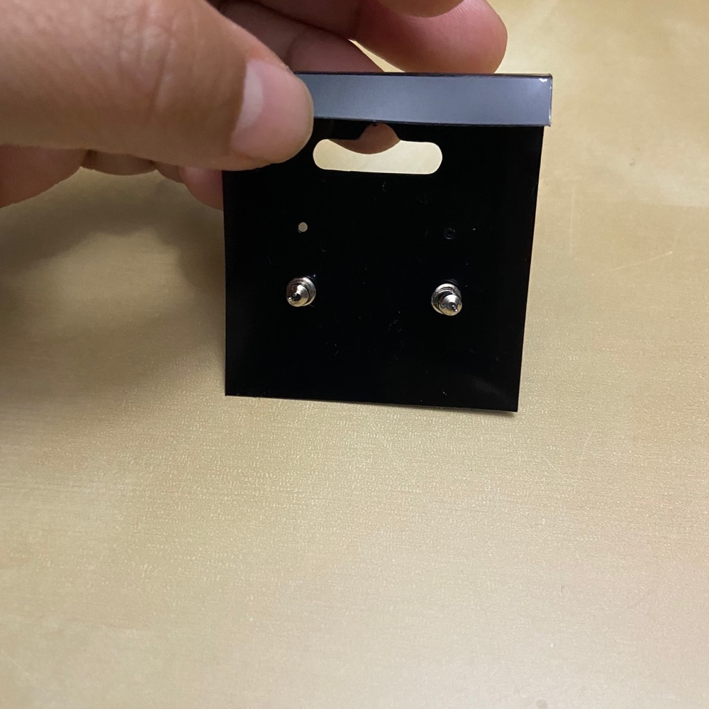 Silvertone stud earring - Picture 5 of 5